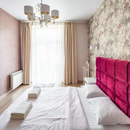 Apartment Romari гнатюка 3 *
